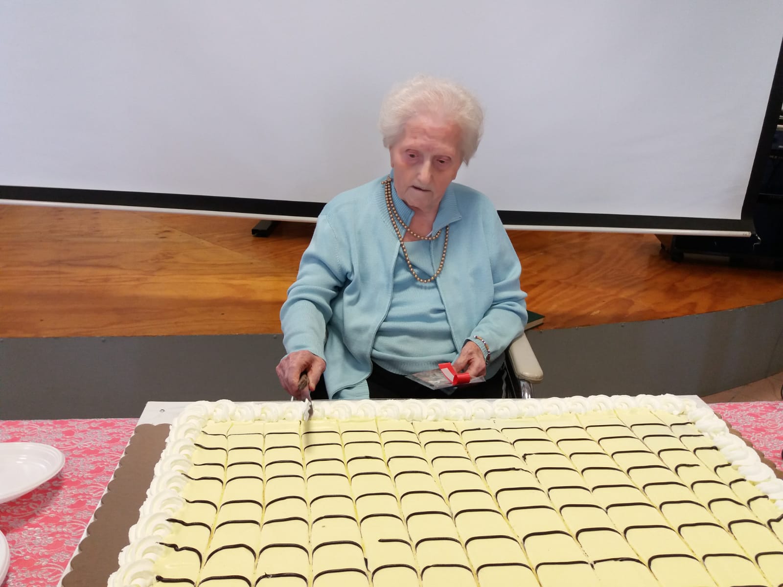 Luisa Restelli taglia la torta di compleanno per i suoi 101 anni